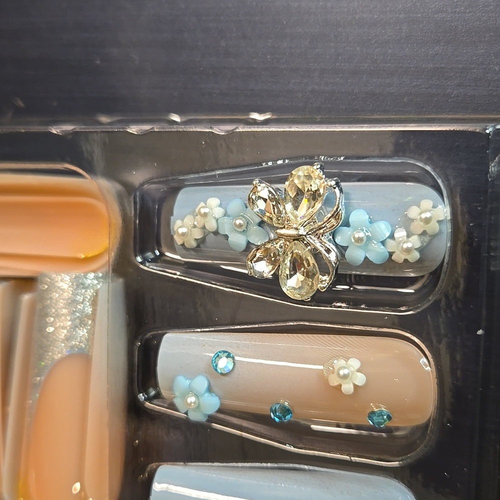 Elegant Blue and Cream Nail Set - Picture 4 of 4